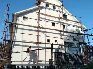 skele ponešene na kući na kojoj se radi fasada